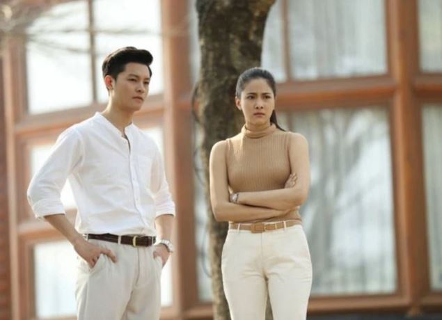 Lỡ gặp ngay nhân tình của chồng ở rạp chiếu phim, vợ chỉ 'ra tay' nhẹ như lông hồng khiến cả chồng với bồ sợ tới già