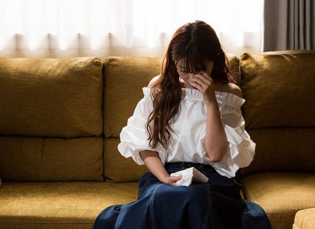 Ngất lên ngất xuống vì chồng gặp tai nạn qua đời, không ngờ người phụ nữ dắt thêm đứa con nói những điều khiến tôi bàng hoàng