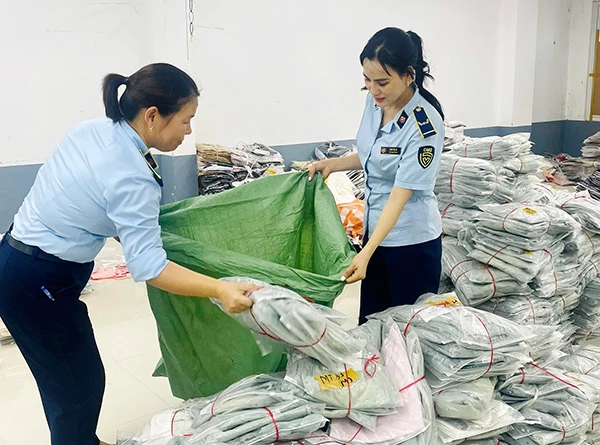 Đội QLTT số 6 phát hiện hàng ngàn quần áo may sẵn Trung Quốc nhập lậu tại kho hàng đang kinh doanh của ông N.T.T Đội QLTT số 6 phát hiện hàng ngàn quần áo may sẵn Trung Quốc nhập lậu tại kho hàng đang kinh doanh của ông N.T.T