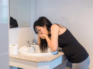 Ngày đầu tiên ở cữ, tôi nôn thốc tháo khi mẹ chồng bê bát canh nấu trứng vịt lộn chung với thứ rau lạ