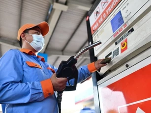 Giá xăng giảm hơn 900 đồng/lít