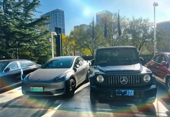 Chạy 100 km mỗi ngày nên mua xe xăng hay xe điện? Hãy lắng nghe lời khuyên của tài xế lâu năm này