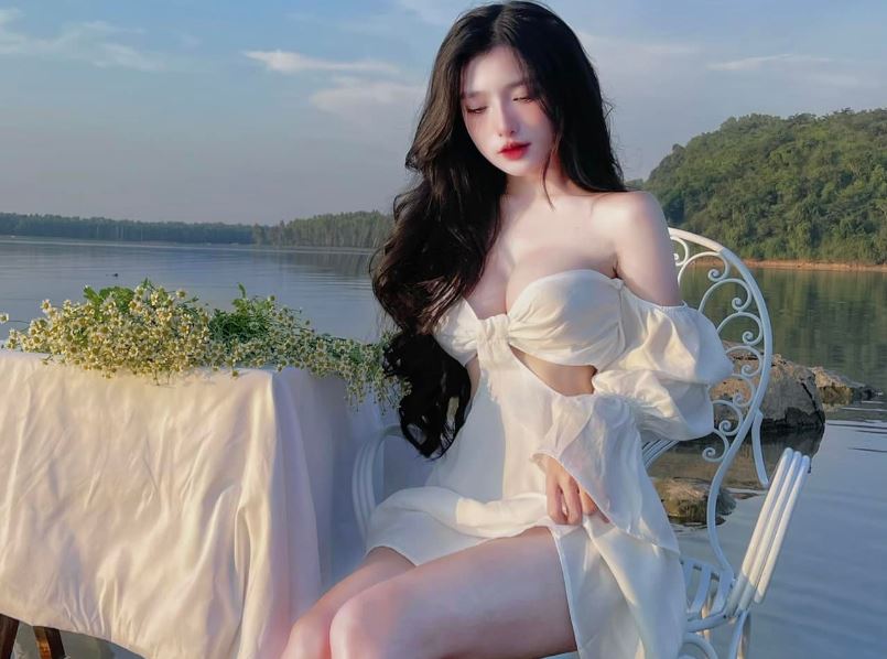 Ngắm 'gương mặt học sinh, thân hình phụ huynh' của hot girl Đắk Nông