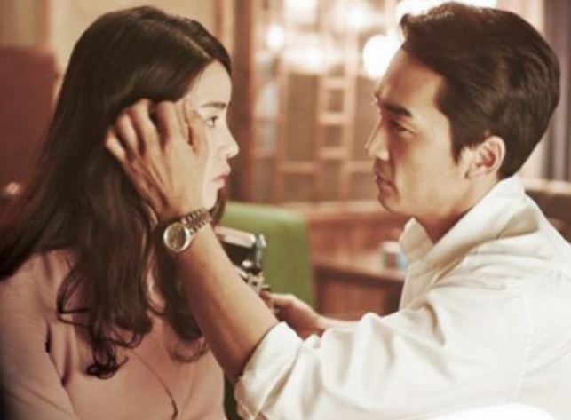 2 năm đi làm ăn xa cầm tiền tỷ về, tôi rụng rời tay chân khi nhìn vợ ngồi xe lăn, càng bàng hoàng hơn khi biết sự tình đằng sau