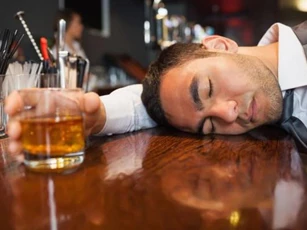 Sau khi nhậu, chính xác là bao lâu cơ thể sẽ hết nồng độ cồn để có thể lái xe an toàn?