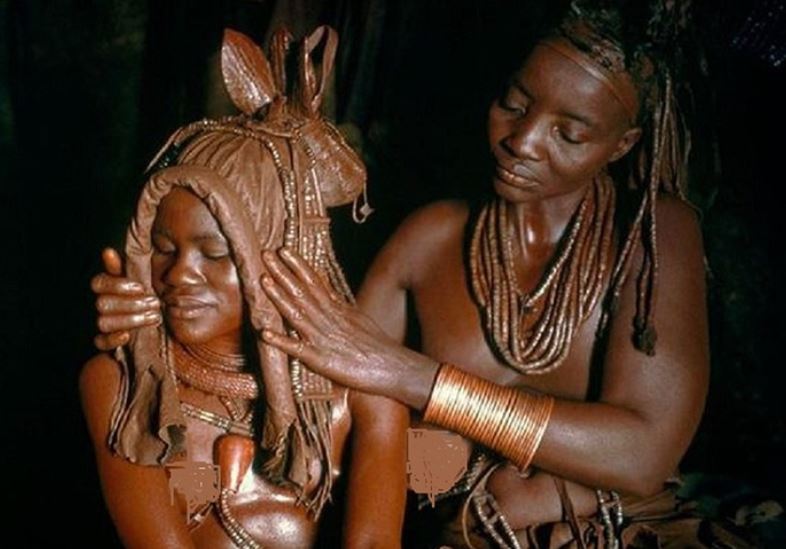 Kỳ lạ bộ lạc có truyền thống 'dâng vợ đãi khách', không bao giờ tắm và phụ nữ chỉ để ngực trần 