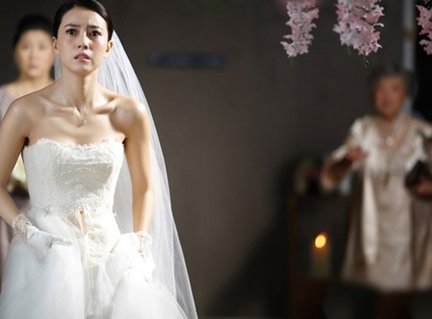 Trong ngày cưới của mình, dù không mời nhưng mẹ chồng cũ vẫn đến dự. Bà trao cho tôi một chiếc hộp nhỏ, khi mở ra, tôi không kìm được nước mắt vì đau xót.