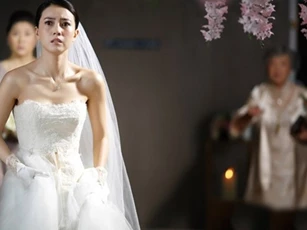 Trong ngày cưới của mình, dù không mời nhưng mẹ chồng cũ vẫn đến dự. Bà trao cho tôi một chiếc hộp nhỏ, khi mở ra, tôi không kìm được nước mắt vì đau xót.