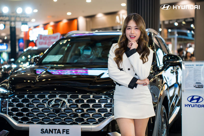 Nhan sắc tựa thiên thần của người đẹp bên xe Hyundai