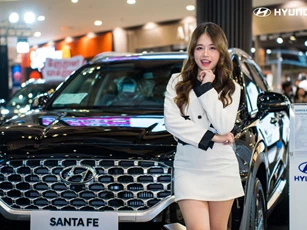 Nhan sắc tựa thiên thần của người đẹp bên xe Hyundai