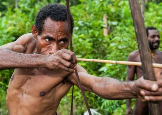 Bộ tộc ăn thịt người cuối cùng trên trái đất: Tàn sát dã man đồng loại ‘bị quỷ ám’ để giải thoát