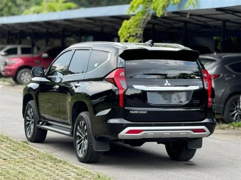 Mitsubishi Pajero Sport 2023 chạy ‘lướt’ 1 năm lên sàn xe cũ với giá bao nhiêu? 511226