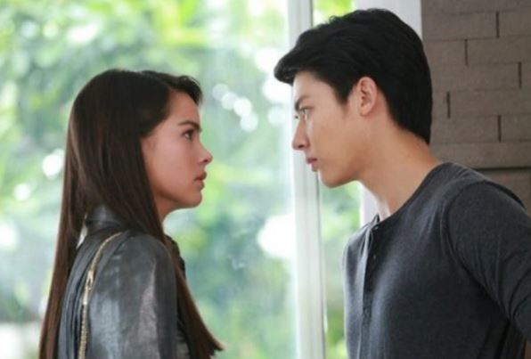 Bất lực khi chứng kiến cảnh bạn trai ném tiền vào người chủ quán