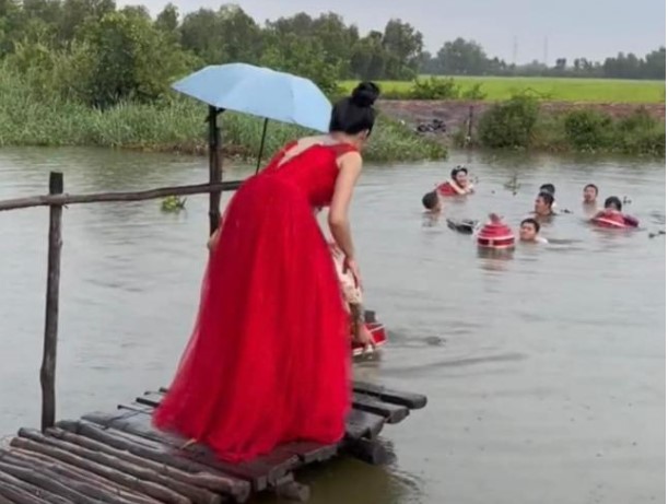 Phì cười trước màn rước dâu như đi 'thỉnh kinh', khác nào đang trải qua 'kiếp nạn thứ 82'