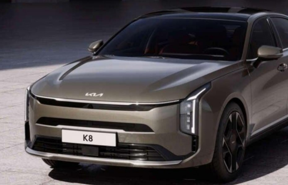 Vén màn Kia K8 2025: 3 tùy chọn động cơ, giá khởi điểm quy đổi từ 688 triệu đồng
