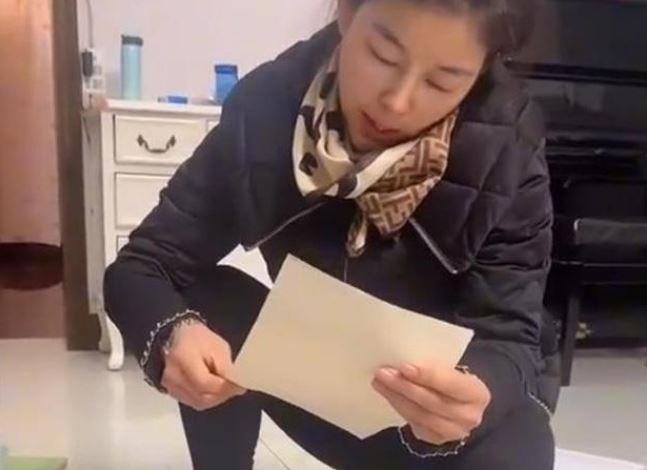 Giấu thư tình của bạn gái cũ trong đống sách, chồng tái mặt khi vợ tìm được lúc tổng vệ sinh nhà cửa