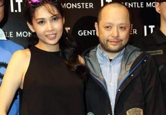 “Nữ thần gợi cảm” Khâu Thục Trinh tuổi U60 diện váy đen khoe thân hình như thiếu nữ, nhưng người chồng tỷ phú bên cạnh già như ông lão