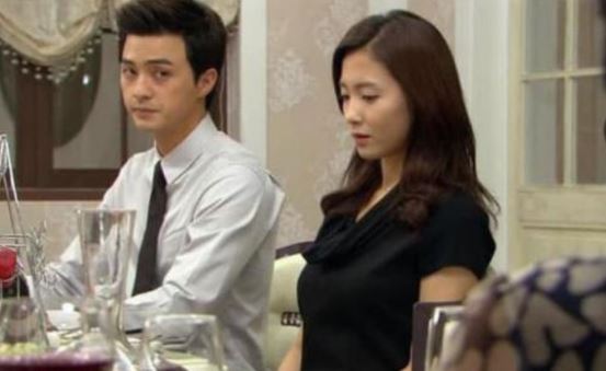 Ra mắt nhà bạn trai bị cả họ chê vừa già vừa xấu, tôi chỉ rút điện thoại và nói một câu khiến gia đình anh ấy sững sờ