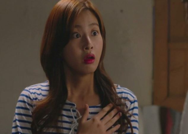 Trời mưa to gió lớn bỗng nghe tiếng đập cửa uỳnh uỳnh, ở nhà một mình nên tưởng kẻ trộm, vừa mở cửa ra liền ôm mặt khóc tức tưởi