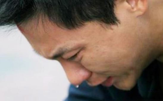 Vợ mới mất, ngày nào con trai cũng ôm khư khư cái áo của mẹ không rời, đến khi tôi đến cầm thử thì 'hóa đá' với thứ giấu bên trong