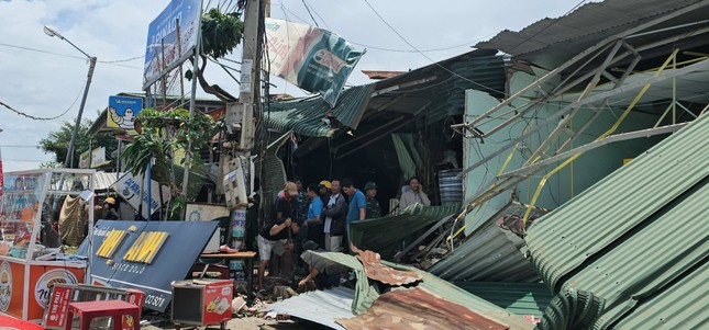 Tạm giam tài xế container tông sập nhà dân khiến 3 người tử vong