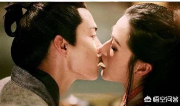 'Đạo cụ bảo vệ' cho nữ diễn viên trong các cảnh hôn: Angelababy dùng màng bọc thực phẩm, Địch Lệ Nhiệt Ba lấy thẻ ngân hàng, Dương Tử là bá đạo nhất