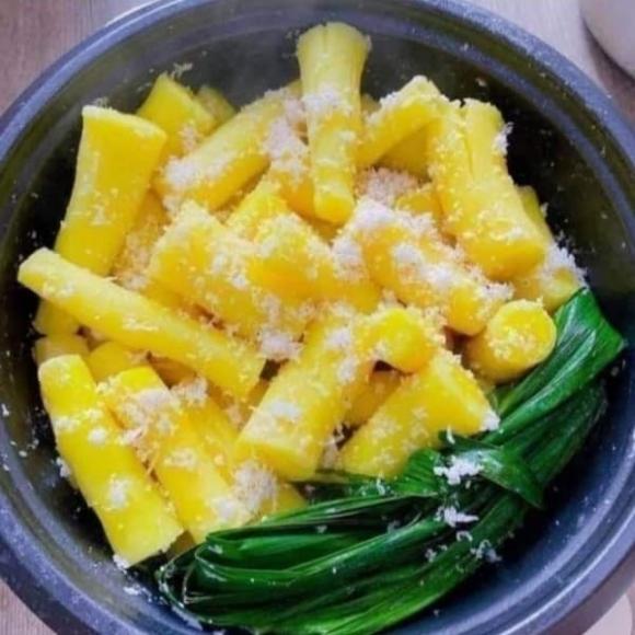 Sắn dẻo ruột vàng có gì đặc biệt mà đắt gấp 3 lần sắn thường? Đắt mà khách vẫn xếp hàng tranh nhau mua