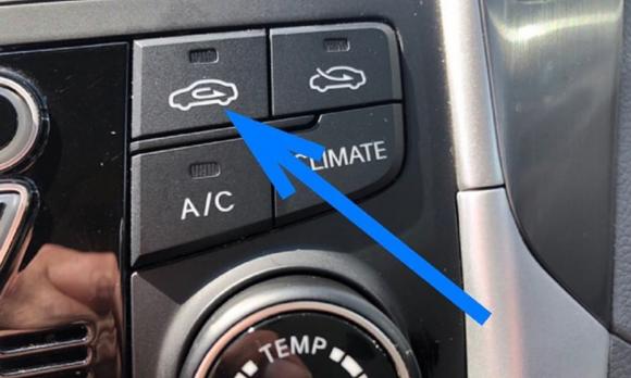 Trên xe ô tô có một nút nhỏ, ấn đúng không những bảo vệ sức khỏe mà còn tiết kiệm xăng