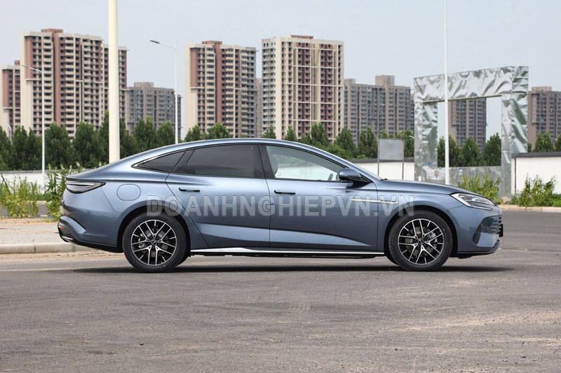 Hãng xe vừa vào Việt Nam giới thiệu xe sedan lớn hơn Toyota Camry, ‘uống xăng như ngửi’, giá từ 455 triệu đồng