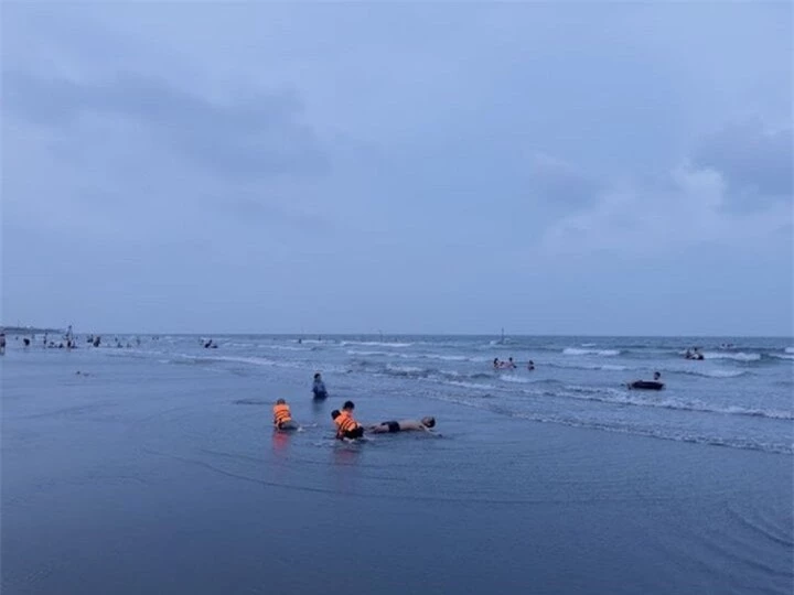 Dù trời có âm u thì biển Hải Thịnh vẫn rất êm ả.