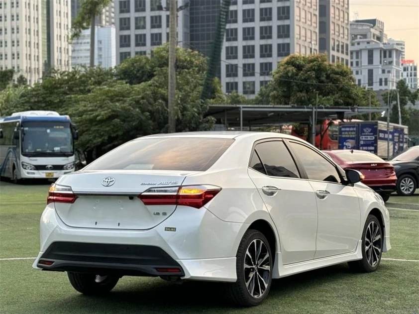 Ngỡ ngàng giá bán của Toyota Corolla Altis 2021 sau 3 năm sử dụng 511620