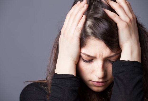 Đến nhà thông gia chăm con gái ở cữ mà nửa đêm mẹ tôi vẫn không được ngủ ngon giấc, tôi xót mẹ thì bị oán trách là ích kỷ