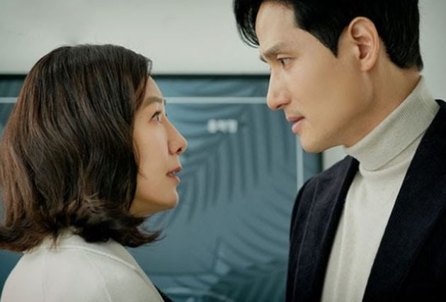 Sau ly hôn, chồng cũ đến dọn đồ nhưng lúc về cứ giữ khư khư ôm chiếc túi đen, tôi liền lao tới giật lấy thì bàng hoàng bởi thứ rơi ra từ bên trong