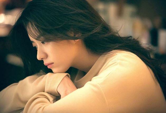 Cưới nhau 5 năm vẫn chưa có con, nửa đêm thấy chồng đang mở điện thoại, tôi khóc nghẹn trước tấm ảnh mà anh ngắm nhìn