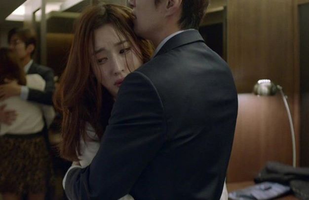 Trưa nào vợ cũng len lén xách cơm cho anh hàng xóm, tôi giận nóng cả người, âm thầm theo dõi để rồi bàng hoàng với cảnh tượng trước mắt