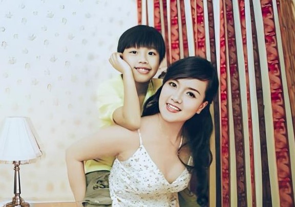 Vân Dung đăng ảnh thời trẻ bên con trai, nhan sắc chuẩn top Hoa hậu, chính thức tuyển dâu