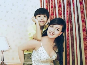 Vân Dung đăng ảnh thời trẻ bên con trai, nhan sắc chuẩn top Hoa hậu, chính thức tuyển dâu