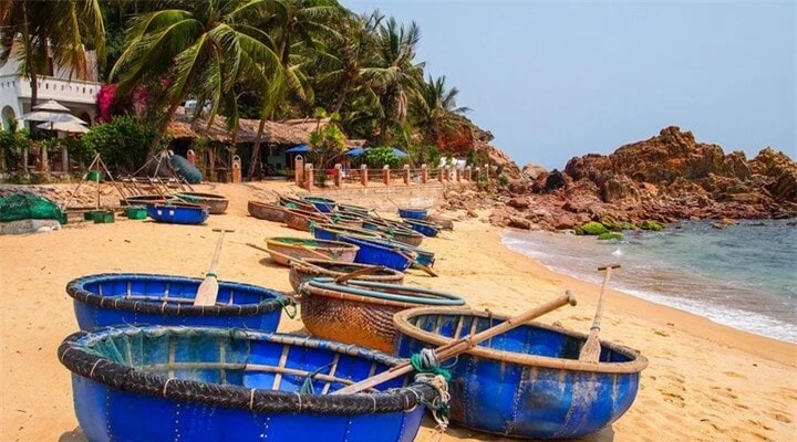 Bãi Xếp cách trung tâm thành phố Quy Nhơn 13 km, thu hút du khách bởi khung cảnh hoang sơ với làng chài lâu đời.