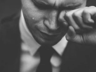 Lấy làm lạ khi thấy người yêu cắm nhang cho ngôi mộ mới xây trong nghĩa trang, để rồi tôi chết lặng khi nhìn thấy bức ảnh trên ngôi mộ ấy