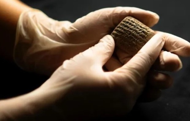 Bất ngờ với những ghi chép trên tấm bia cổ 3.500 năm tuổi