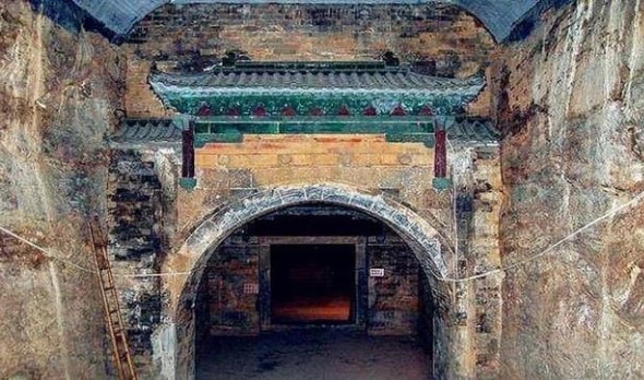 Ngôi mộ cổ 600 năm được khai quật, bên trong đầy khói, bất ngờ khi thấy có 1 nam 7 nữ được chôn cùng nhau