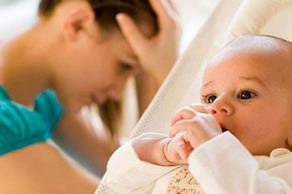 Vừa đi làm về, chồng đã giao ngay đứa bé đỏ hỏn đang khóc thảm thiết rồi chạy thẳng ra ngoài trong sợ ngỡ ngàng của tôi