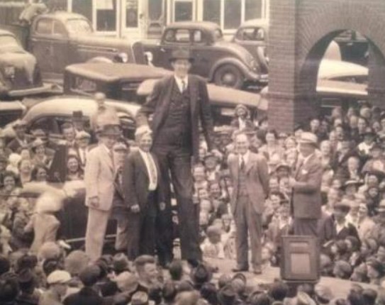 Ông là 'Người đàn ông cao nhất thế giới': cần 18 người để khiêng quan tài sau khi mất, ngôi mộ phải đổ bê tông để chống trộm