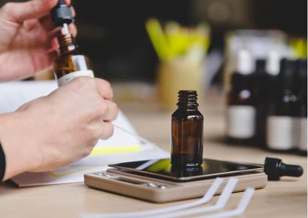 Nước hoa có loại xịt, loại lăn và loại chấm, nên chọn loại nào để lưu hương lâu nhất?