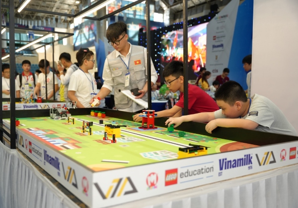 Vinamilk truy&#x1EC1;n c&#x1EA3;m h&#x1EE9;ng v&#x1EC1; ph&#xE1;t tri&#x1EC3;n b&#x1EC1;n v&#x1EEF;ng qua cu&#x1ED9;c thi Robotacon Wro 2024