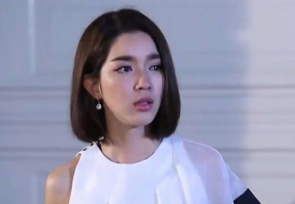 Biết con trai ngoại tình mà mẹ lặng thinh, ngày tôi rời đi, bà cầm đến một gói đồ trên tay mà tôi lặng người