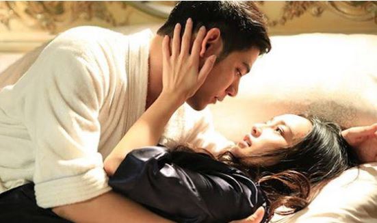 Đưa bồ nhí về nhà ngang nhiên âu yếm, chồng kinh hồn mất vía khi nghe tiếng nói thân quen phát ra