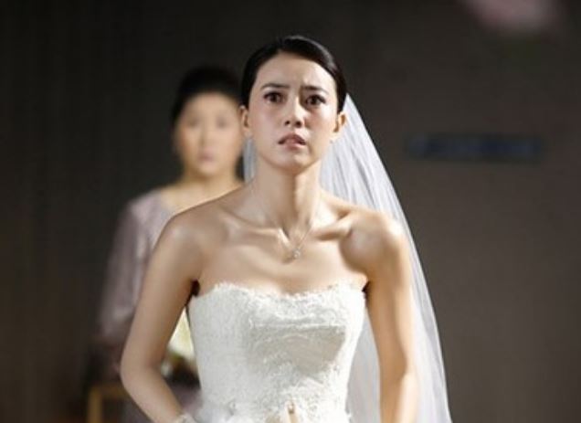 Chia tay chồng cũ trong tủi nhục, ngày tái hôn, chồng mới bất ngờ làm một việc khiến em bật khóc nức nở, suýt ngất lịm