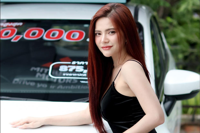 'Lạc lối' trước vẻ gợi cảm của các mỹ nhân bên xe Mitsubishi