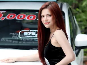 'Lạc lối' trước vẻ gợi cảm của các mỹ nhân bên xe Mitsubishi